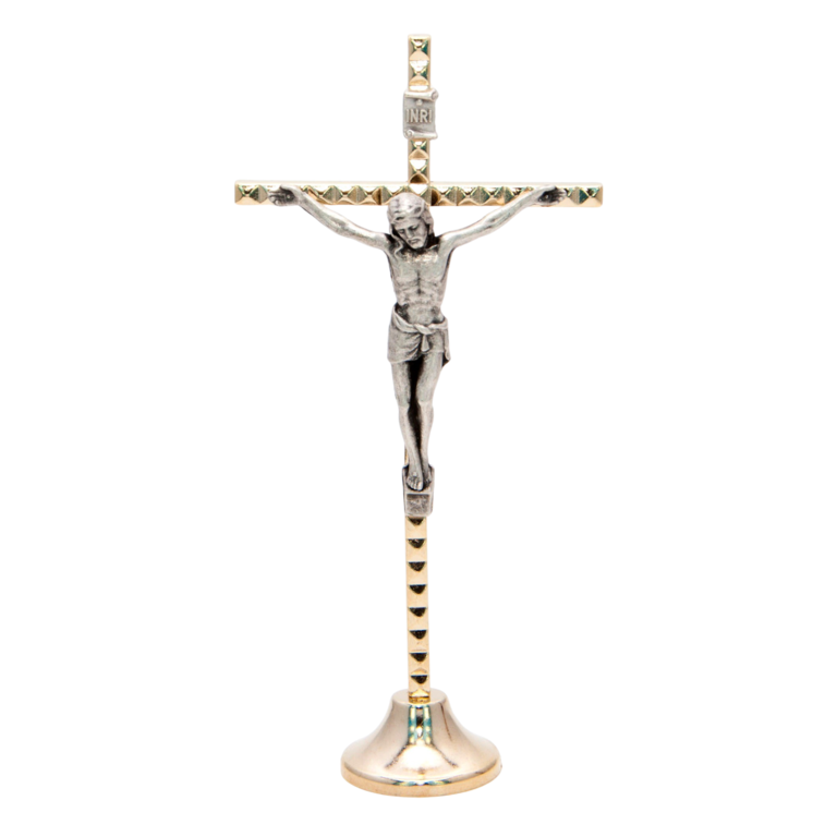Crucifix forme carrée à facettes métal couleur dorée sur socle Christ couleur argentée - H 12,5 cm.