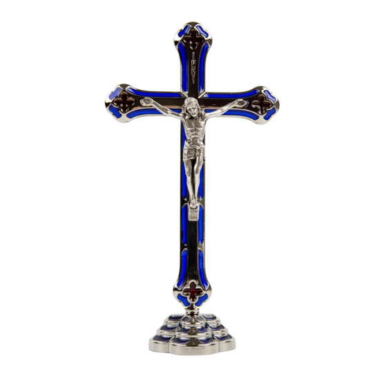Crucifix métal er Christ couleur argentée + résine bleue et rouge, sur socle H. 15 cm.