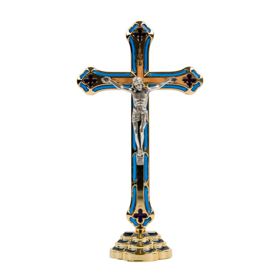 Crucifix métal couleur dorée avec Christ argenté et résine bleue et rouge sur socle H. 15 cm.