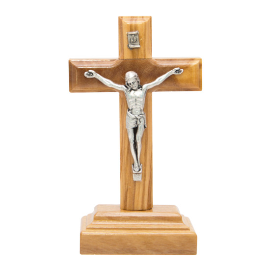 Crucifix en bois d´olivier avec Christ en métal couleur argentée sur socle.