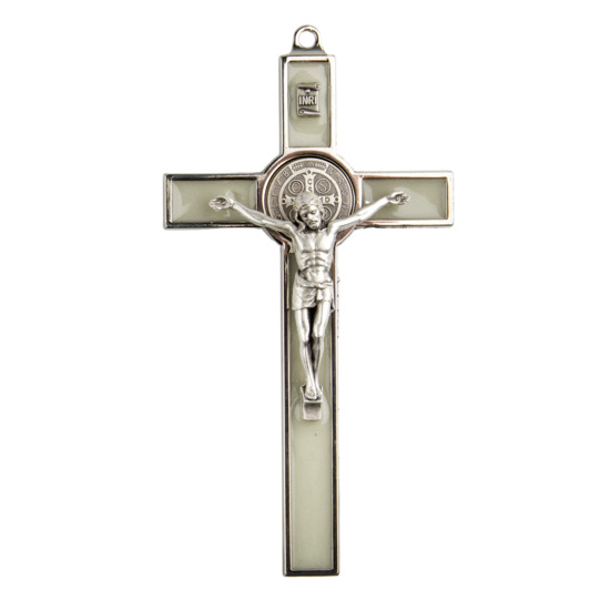 Croix de saint Benoît couleur argentée, hauteur 12 cm émaillée.