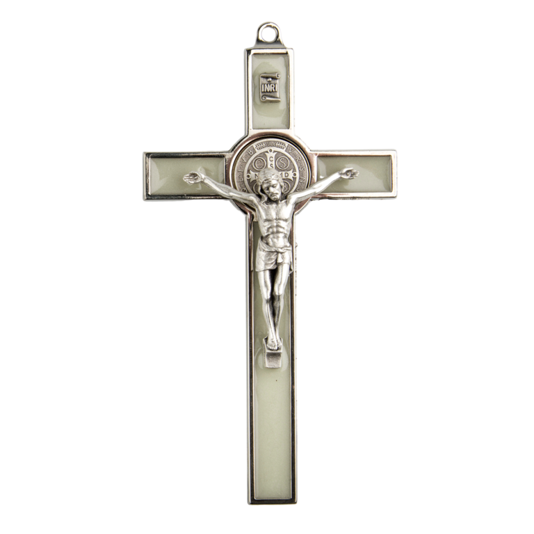 Croix de saint Benoît argentée, hauteur 12 cm émaillée.