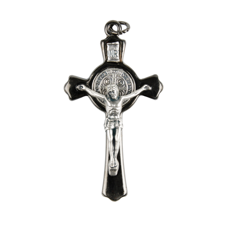 Croix de saint Benoît couleur hématite, hauteur 7,8 cm.