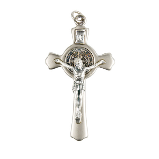 Croix de saint Benoît en métal couleur argentée, hauteur 7,8 cm.