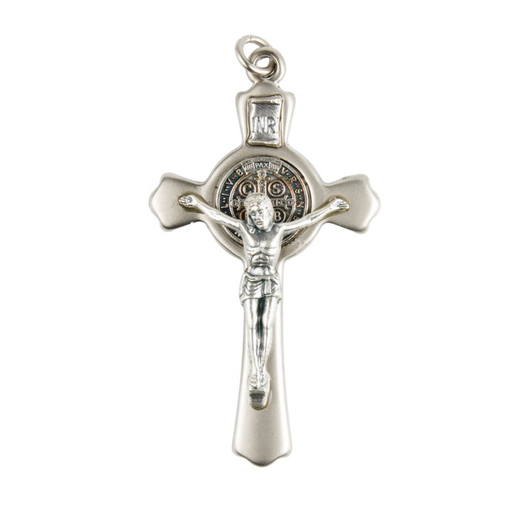 Croix de saint Benoît en métal couleur argentéee, hauteur 7,8 cm.