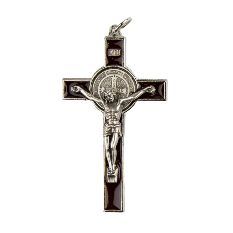 Croix de saint Benoît en métal couleur argentée émaillé, hauteur 7.8 cm avec notice, boite et cordon.