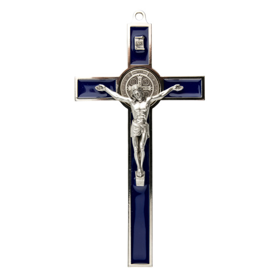 Croix de saint Benoît en métal couleur argentée émaillé, hauteur 20 cm.