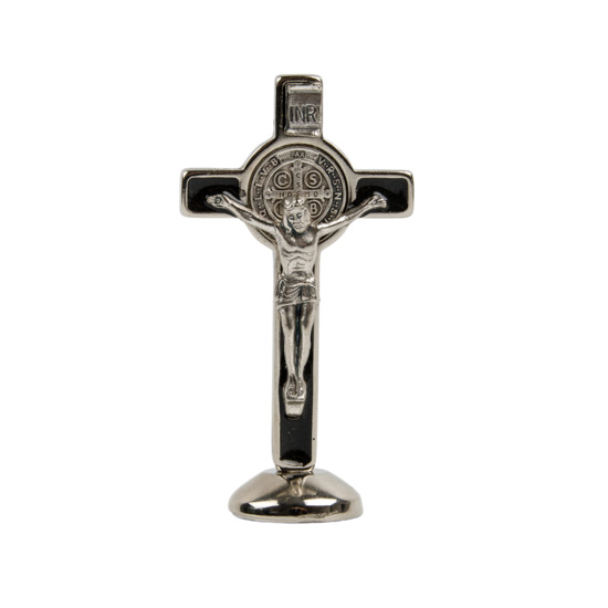 Croix de saint Benoît en métal couleur argentée émaillé sur socle aimanté, hauteur 7,8 cm.