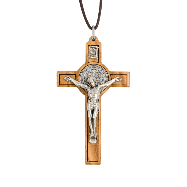 Croix de saint Benoît en bois d'olivier, hauteur 7,5 cm avec cordon 60 cm.