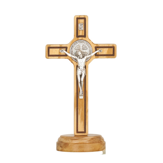Croix de saint Benoît sur socle en bois d'olivier, hauteur 21 cm.