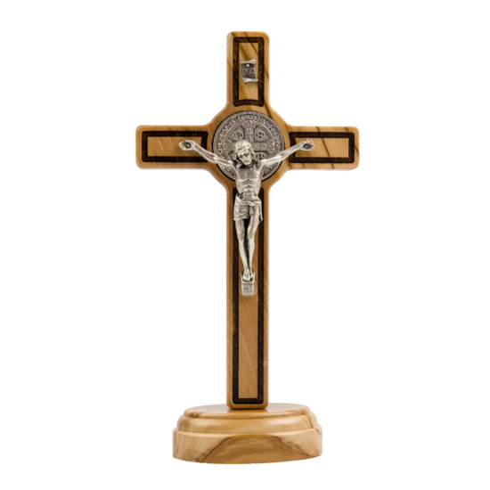 Croix de saint Benoît sur socle en bois d'olivier, hauteur 14,5 cm.