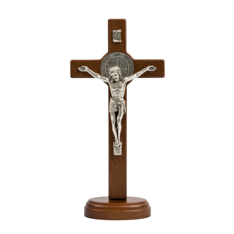 Croix de saint Benoît en bois foncé sur socle, hauteur 20,7 cm.