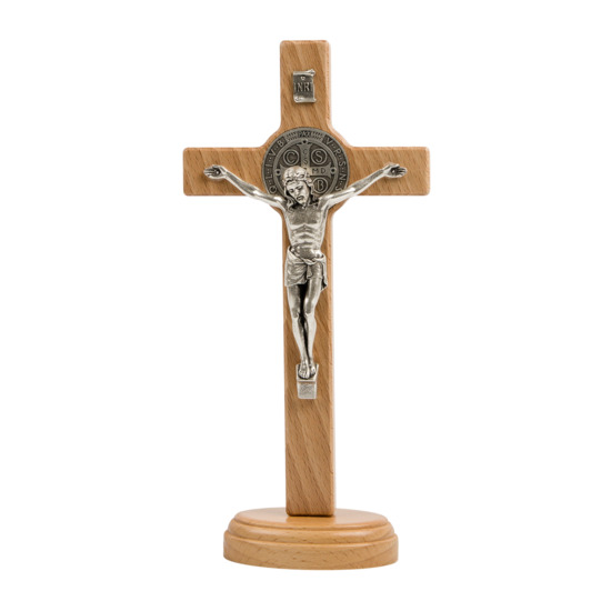 Croix de saint Benoît en bois clair sur socle, hauteur 20,7 cm.
