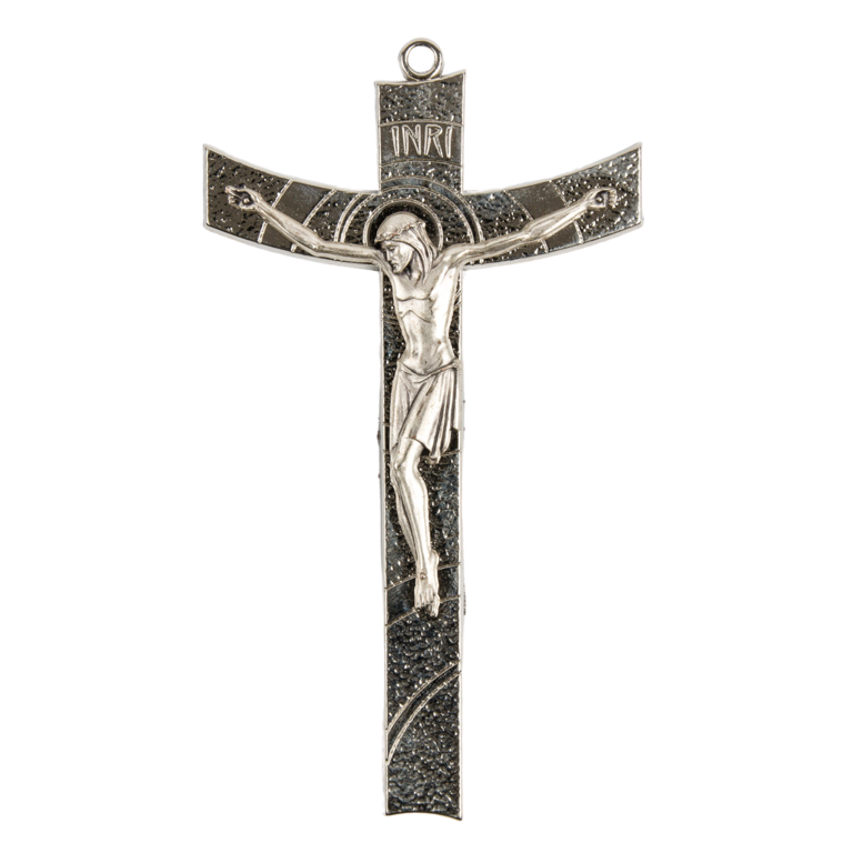 Crucifix en métal couleur argentée strié avec Christ moderne.