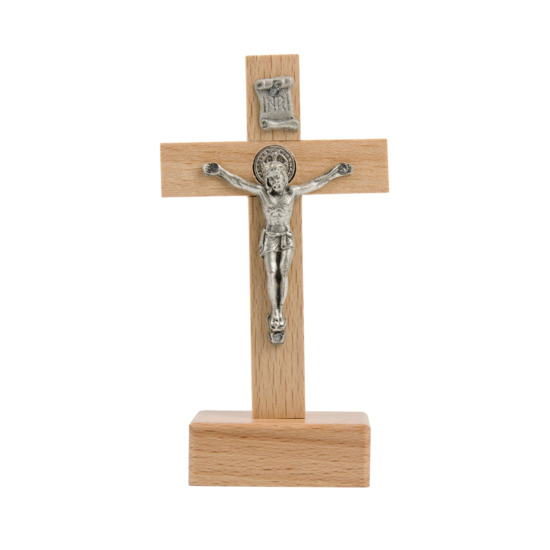 Croix de saint Benoît en bois clair sur socle, hauteur 9,4 cm.