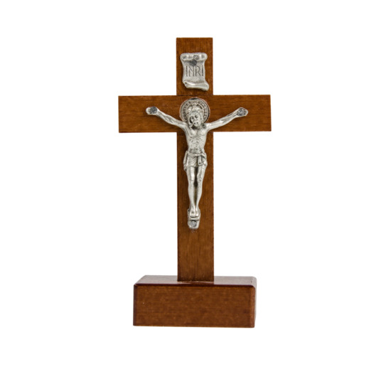 Croix de saint Benoît en bois foncé sur socle, hauteur 9,4 cm.