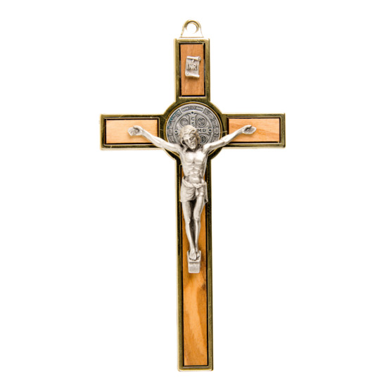 Croix de saint Benoît en bois d´olivier avec bordures couleur dorée et Christ en métal couleur argentée, hauteur 12,5 cm.