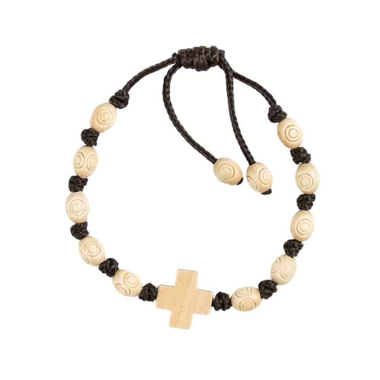 Bracelet dizainier sur corde réglable grains bois guilloché, Ø 7 mm avec croix.