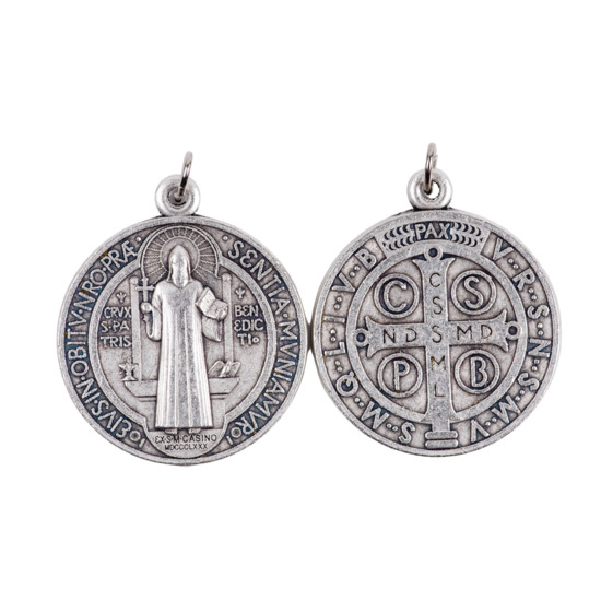 Médaille métal couleur argentée de saint Benoît, plusieurs tailles.