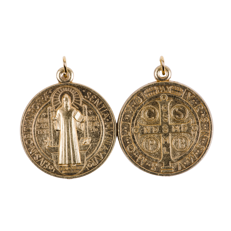 Médaille métal couleur doréee de saint Benoît, plusieurs tailles.