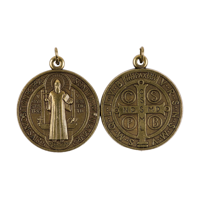 Médaille métal couleur bronze de saint Benoît. Plusieur tailles.