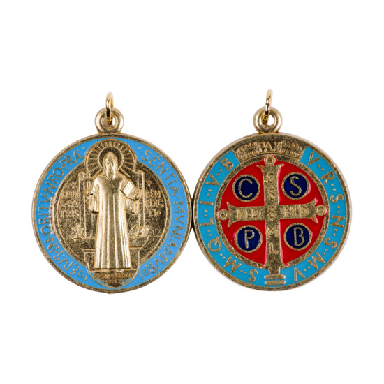 Médaille métal couleur dorée coloré de saint Benoît. Plusieurs tailles.