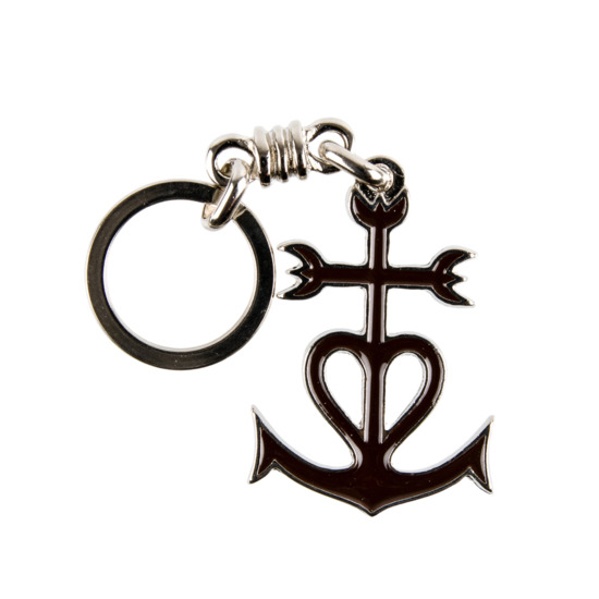 Porte-clés croix de Camargue H. 5 cm en métal émaillé marron.