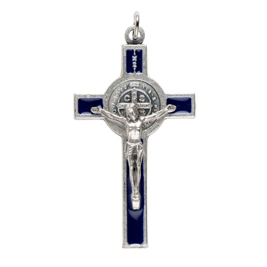 Croix de cou de saint Benoit en métal argenté émaillé, hauteur 5 cm.