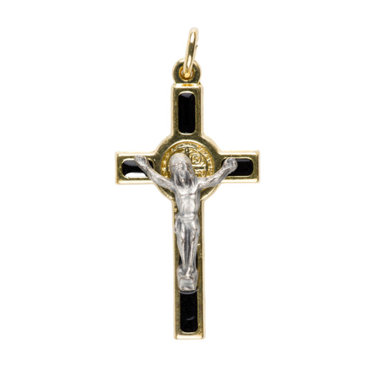 Croix de cou de saint Benoît en métal couleur dorée émaillé, hauteur 4 cm.