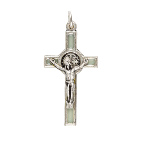 Croix de cou de saint Benoit en métal argenté emaillé, hauteur 4 cm.