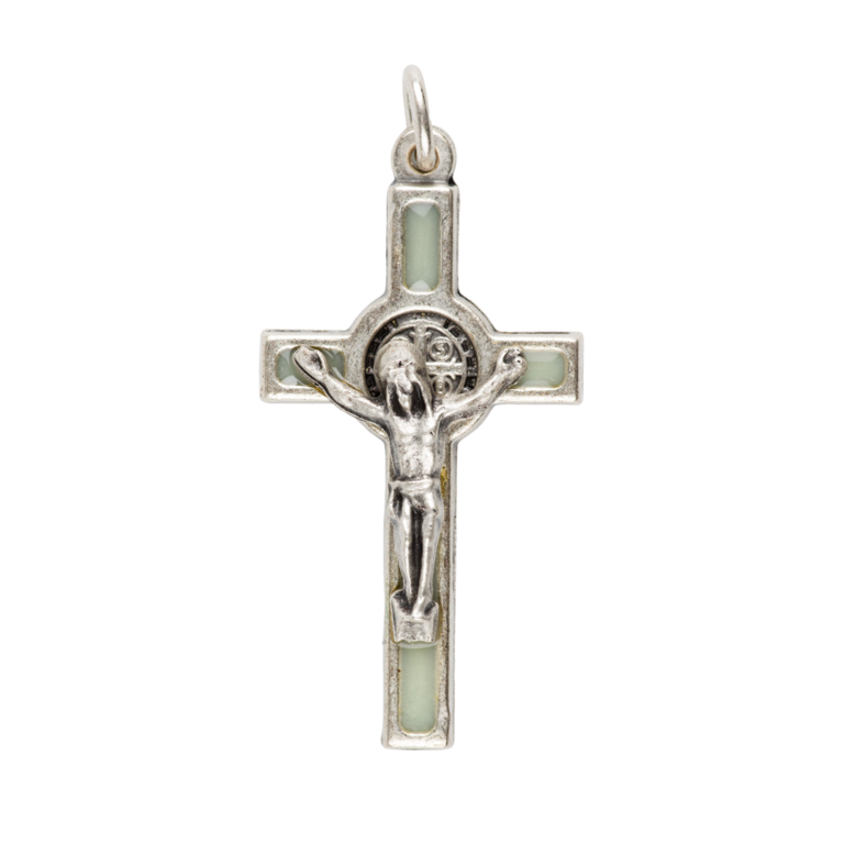 Croix de cou de saint Benoit en métal couleur argentée emaillé, hauteur 4 cm.