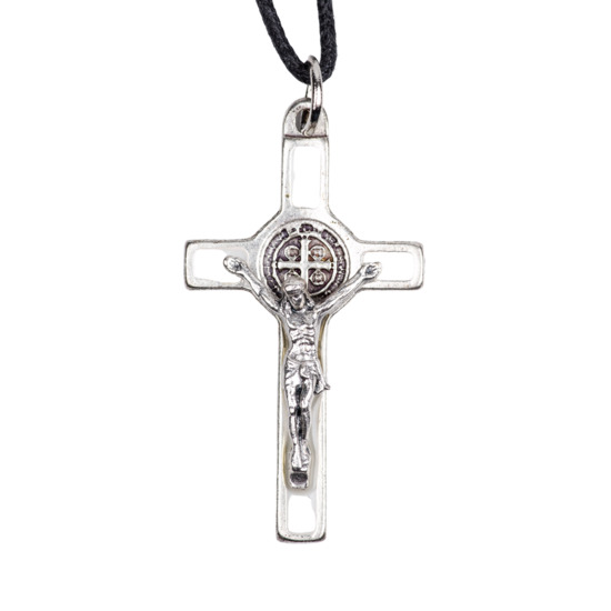 Croix de cou de saint Benoit en métal couleur argentée émaillé avec cordon cuir, hauteur 4 cm.