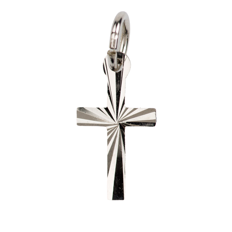 Croix de cou striée en métal couleur argentée H. 1,5 cm.
