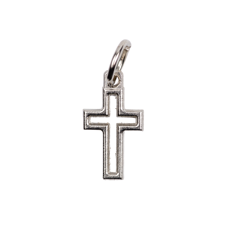 Croix de cou ajourée en métal couleur argentée H. 1,5 cm.