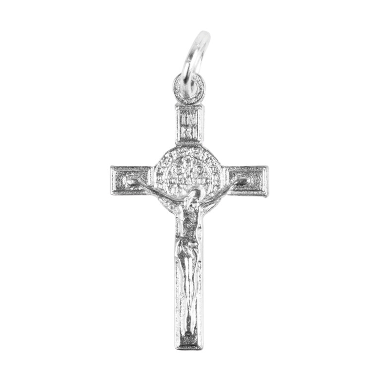 Croix de cou de saint Benoît en métal argenté, hauteur 2,5 cm.