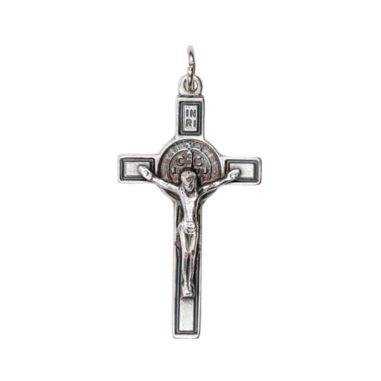Croix de cou de saint Benoît en métal couleur argentée, hauteur 3,5 cm.