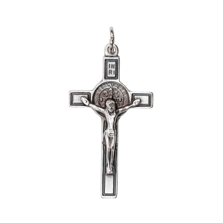 Croix de cou de saint Benoît en métal argenté, hauteur 3,5 cm.