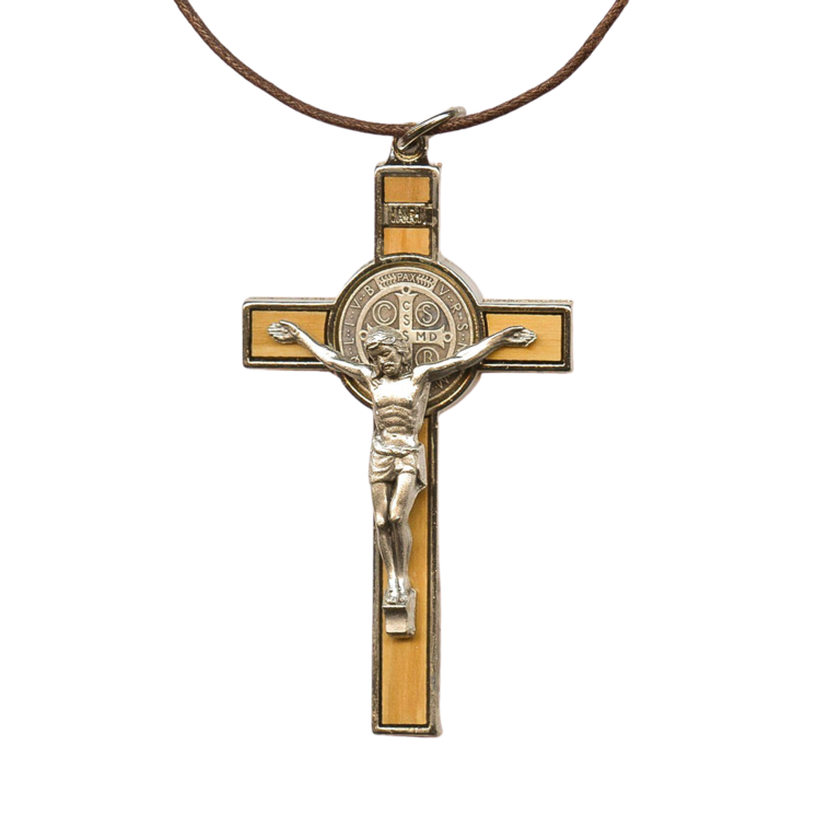 Croix de saint Benoît en métal couleur argentée sertie sur bois d´olivier, hauteur 7,8 cm.