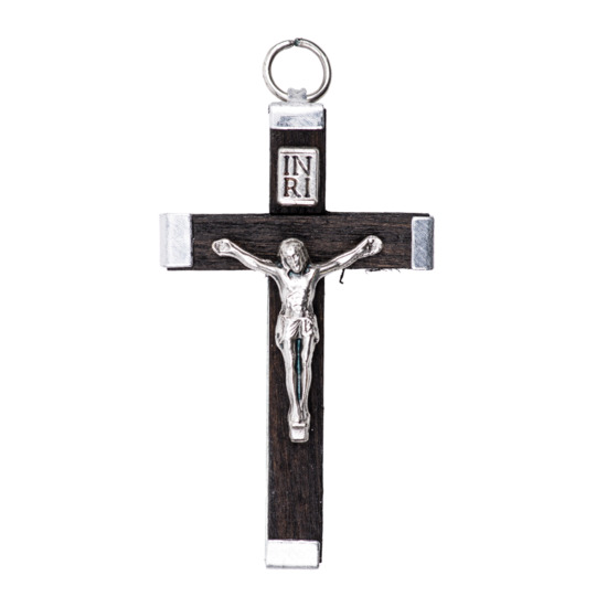Croix de cou en bois sertie de métal avec Christ couleur argentée H. 4,5 cm.