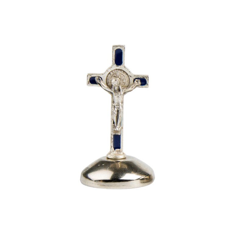 Croix de saint Benoît en métal couleur argentée émaillé en bleu sur socle adhésif, hauteur 5 cm.
