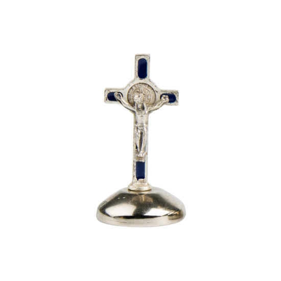 Croix de saint Benoît en métal argenté émaillé sur socle adhésif, hauteur 5 cm.