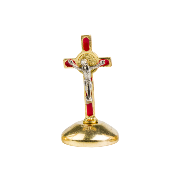 Croix de saint Benoît en métal couleur dorée émaillé sur socle adhésif, hauteur 5 cm.