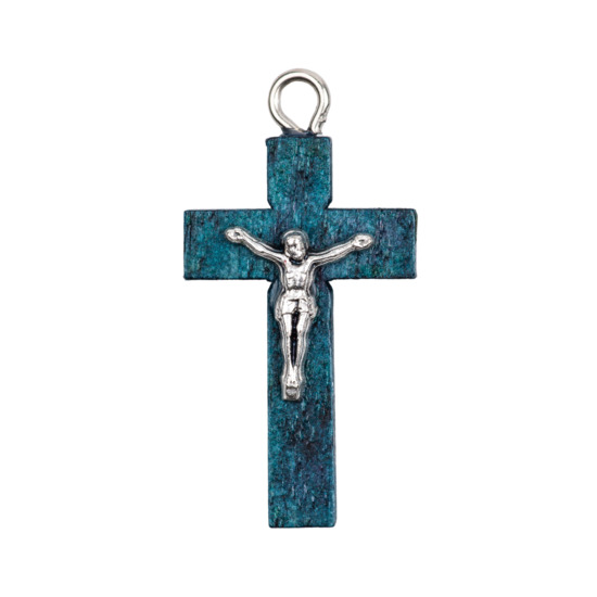 Croix de cou en bois de couleur bleue avec Christ métal couleur argentée H. 2,5 cm.