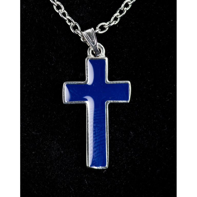 Collier avec chaine argentée L.45 cm, croix émaillée bleue H. 2 cm.