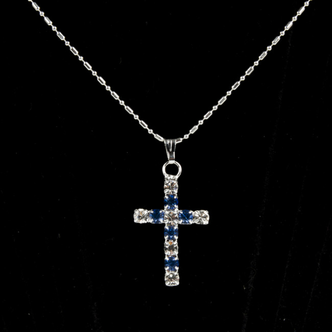 Collier avec chaine argentée L.45 cm, croix en zirconium couleur assortie H. 2,7 cm.