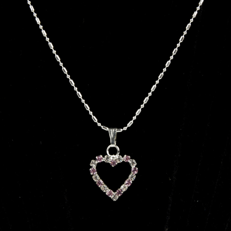 Collier avec chaine argentée L. 45 cm, coeur en zirconium couleur assortie H. 1,5 cm.