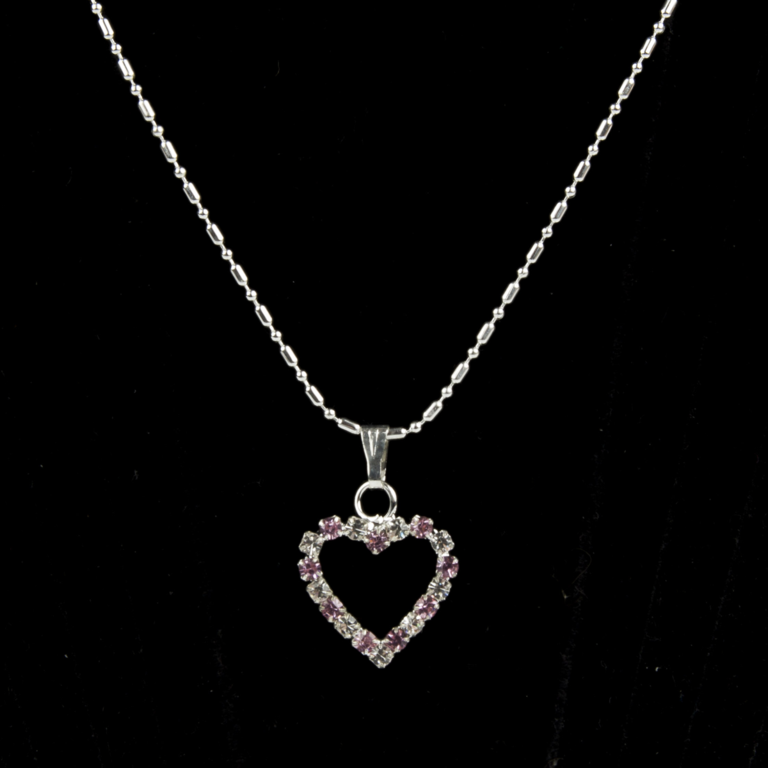 Collier avec chaîne couleur argentée L. 45 cm, coeur en zirconium couleur assortie H. 1,5 cm.