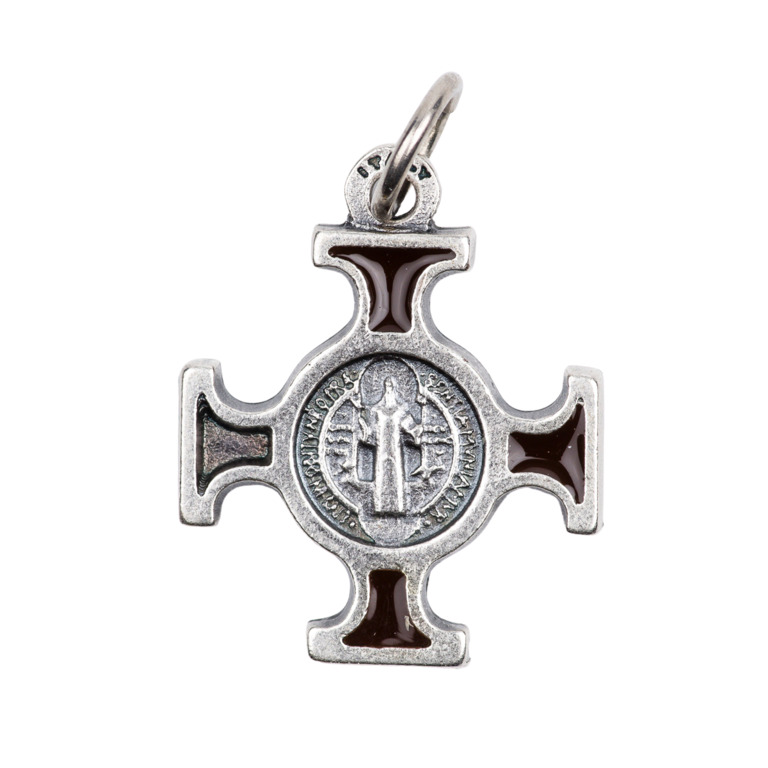 Croix de cou de saint Benoît en métal argenté émaillé, hauteur 2 cm.