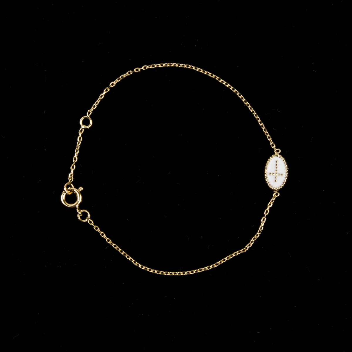 Bracelet en plaqué or 18 cm sur chaine forçat avec médaille émaillée blanc. Livré en boîte