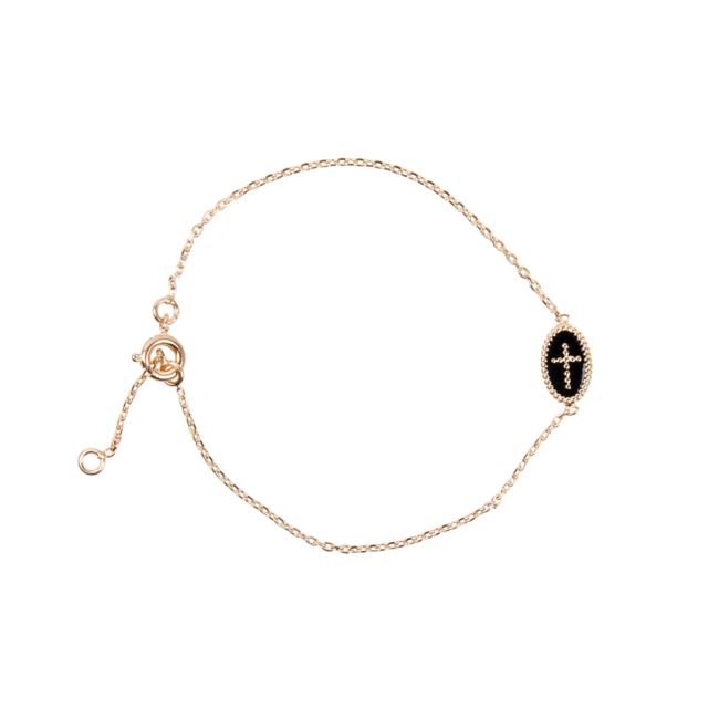 Bracelet en plaqué or ajustable sur chaine forçat 18 cm avec médaille émaillée noire. Livré en boîte